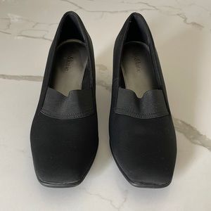 Kelly & Katie Black Closed Toe Wedges size 8